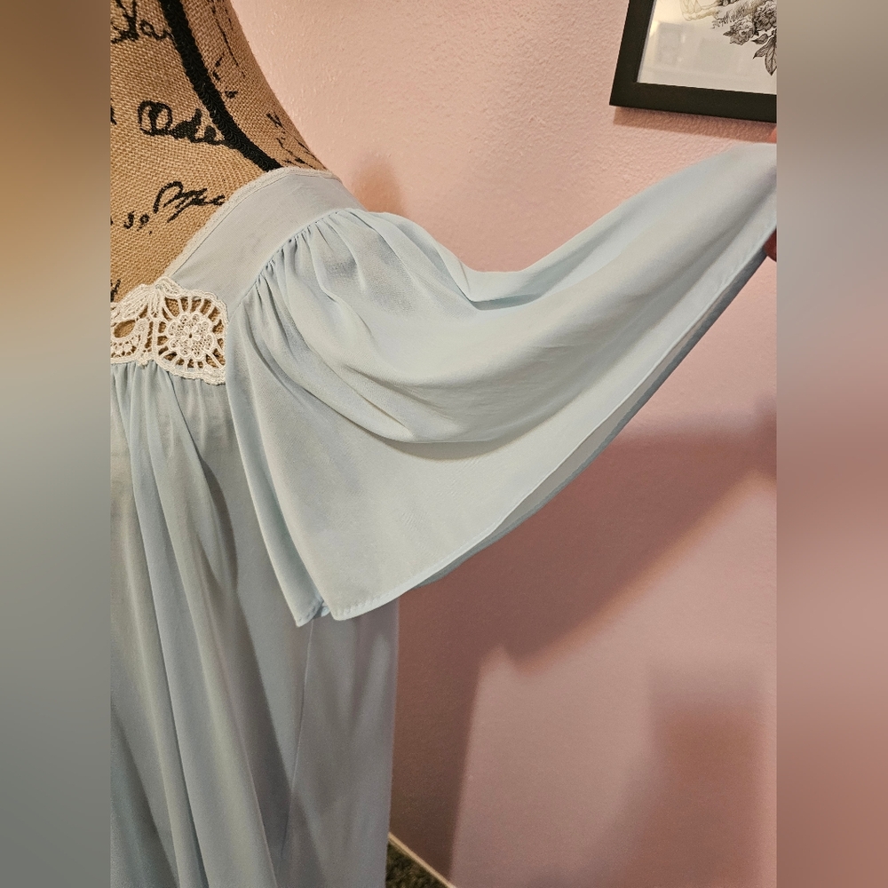 Beautiful Silky Smooth Vintage Nightgown - Picture 5 of 12